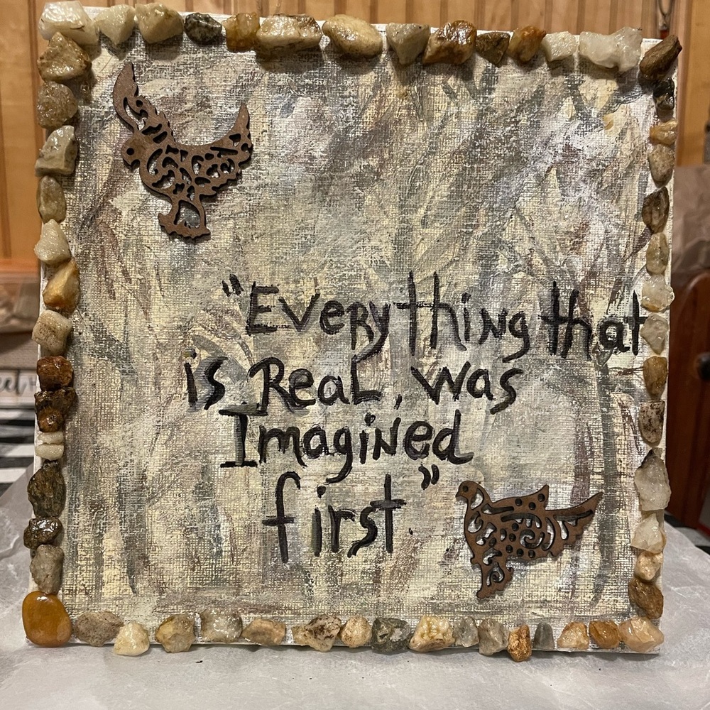 Wall decor with stones